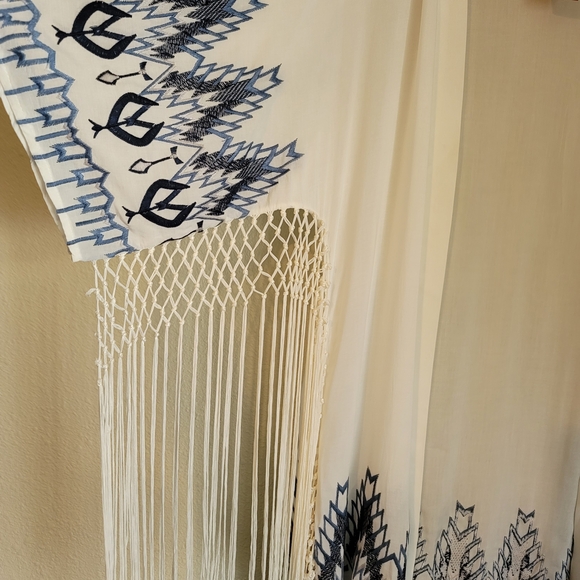 V Cristina White and Navy Kimono - Picture 2 of 8